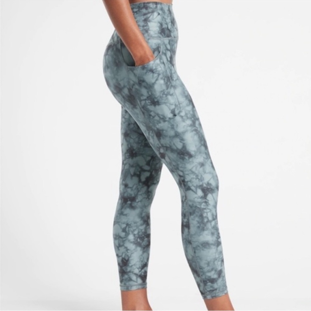 Athleta Salutation Stash Pocket II Printed 7/8 Tight Tie Dye